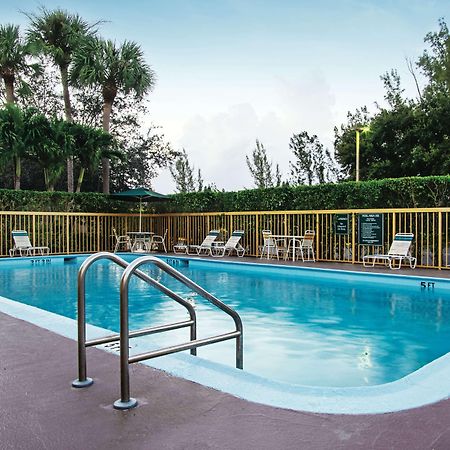西棕榈滩 - 佛罗里达收费公路拉金塔酒店 外观 照片